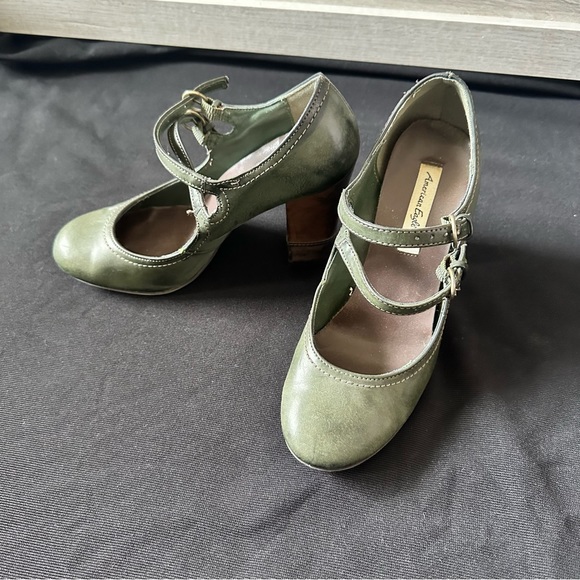 Women's Closed Toe Heels - Picture 5 of 6